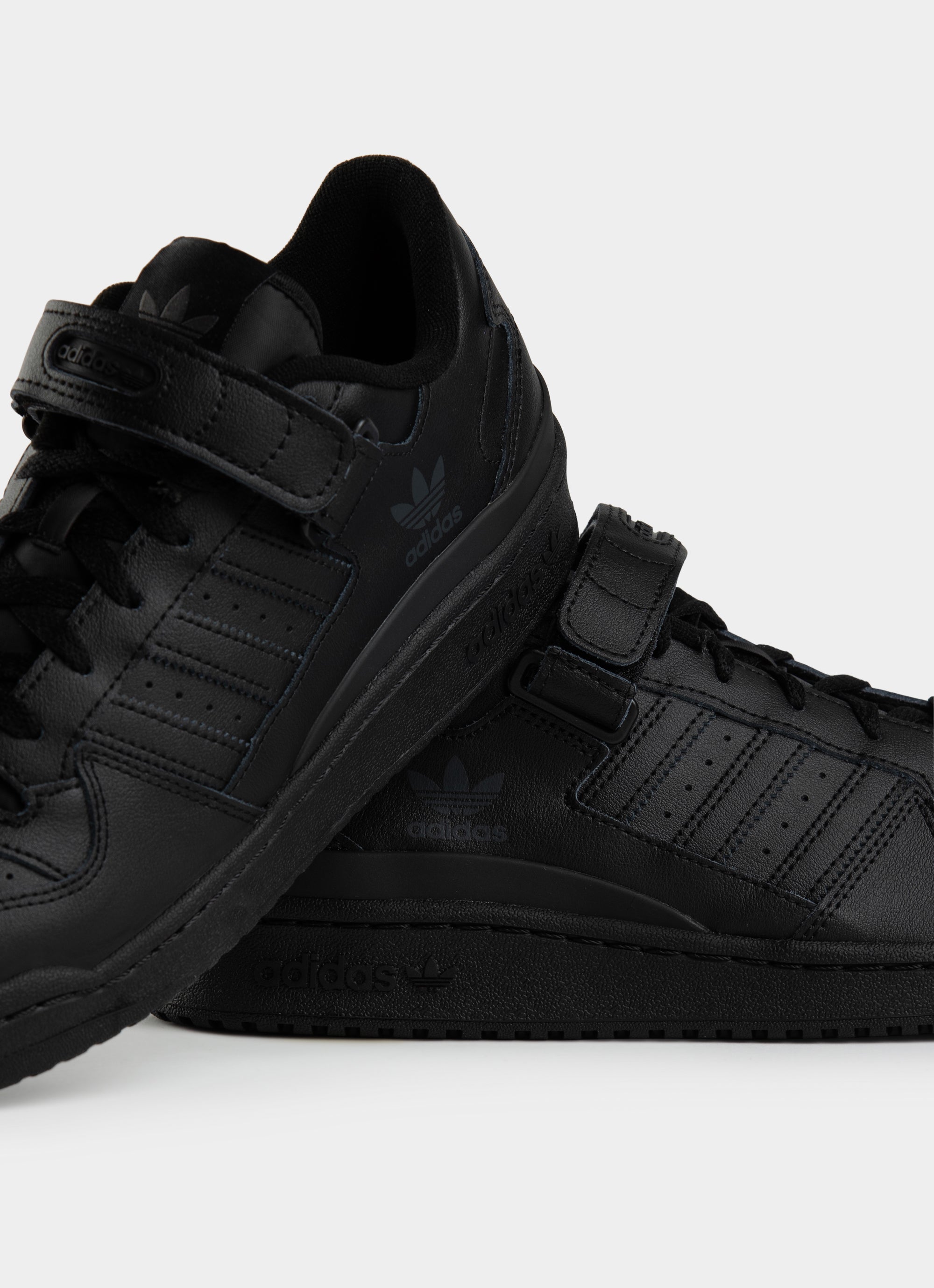 Black low top outlet adidas