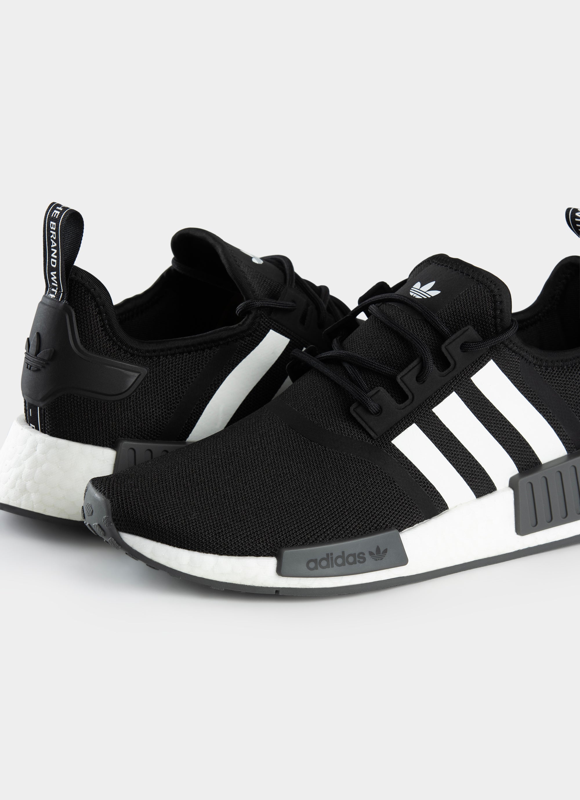 Nmd r1 hotsell black and white