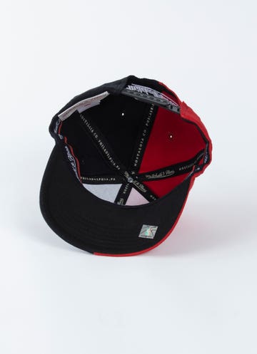 Chicago Bulls NBA crooped Cap Mitchell & Ness red black